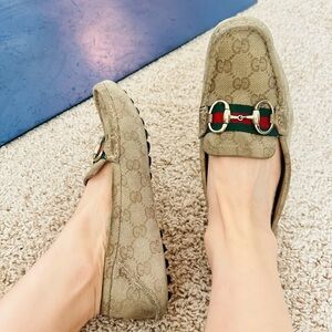 Gucci classic Loafers with Gold Accents